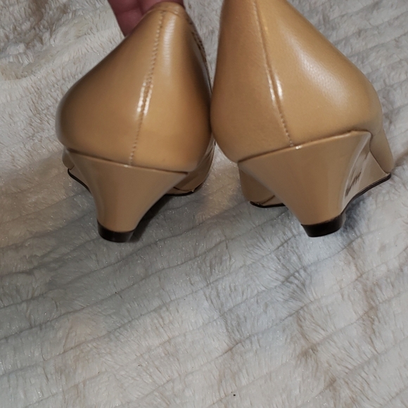 Lauren Ralph Lauren size 6 tan wedge shoes. New - Picture 5 of 5